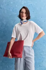Remera negra de calce amplio, confeccionada en algodón liviano, con cuello redondo, mangas cortas y hombros levemente caídos.