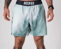 Short deportivo celeste con estampa de acuarela, cintura elástica con cordón ajustable y aberturas laterales.