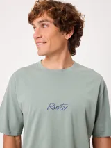 Remera Rusty de corte holgado en color verde militar, con cuello redondo y estampa tipográfica en el pecho.