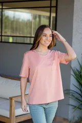 Remera básica de algodón color azul, con escote redondo, manga corta y bolsillo en el pecho.