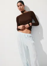 Sweater de punto fino color marrón, de corte recto, con cuello bote y manga larga.