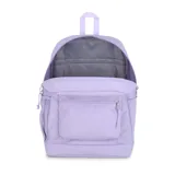 Mochila JanSport color lila con logo de la marca en el frente. Tiene un compartimento principal, un bolsillo frontal con cierre, un bolsillo lateral para botella de agua y un sobre interno acolchado para laptop de 15 pulgadas.