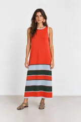 Vestido largo de punto sin mangas, color naranja en la parte superior y con rayas horizontales tricolor (naranja, celeste y verde oscuro) con diseño calado en la parte inferior.