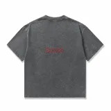 Remera oversize de algodón con efecto stone wash en color gris, manga corta y cuello redondo. Presenta un pequeño bordado en hilo rojo en la parte posterior con la palabra "Become.".