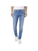 Pantalón de jean corte slim fit, color azul lavado con efecto desgastado en muslos y rodillas, con cierre de botón y cremallera.