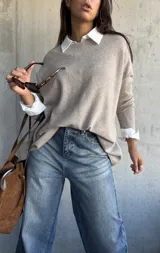 Sweater oversize de punto en color tostado, con cuello redondo y mangas largas. Presenta un diseño básico y holgado.