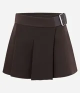 Short pollera de estilo sastre con diseño de plegado delantero, cintura estructurada y cinturón lateral integrado con hebilla metálica.