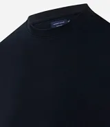 Remera azul marino de algodón, con cuello redondo y mangas cortas.