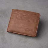 Billetera plegable de eco cuero azul, con múltiples compartimentos para tarjetas, monedero con cierre, tarjetero con visor y dos espacios para billetes. Presenta líneas de pespunte decorativas en la parte superior y el logo de la marca grabado en la esquina inferior.
