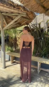 Top strapless de lentejuelas en color marrón oscuro con acabado brillante y ajuste al cuerpo.