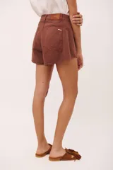 Short de jean azul oscuro, tiro alto, corte ancho y ruedo desflecado.