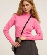 Blusa de manga larga confeccionada en viscosa sostenible, color azul marino, con cuello alto.