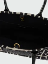 Bolso tote pequeño Balmain modelo B-Army, con monograma geométrico en blanco y negro, asas cortas de cuero negro y logo Balmain en relieve.