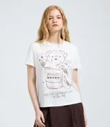 Remera de algodón color blanco, con cuello redondo y manga corta. Presenta una estampa frontal en color marrón con la ilustración de un oso dentro de una taza de café y el texto Cafecito.