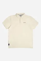 Polo de manga corta color crema con textura acanalada, cuello estructurado y logo de la marca aplicado en el frente.