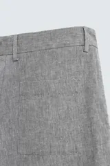 Bermuda de corte regular fit, confeccionada en una mezcla de algodón y lino. Presenta bolsillos laterales, bolsillos traseros de plastrón y cierre frontal con cremallera y botón.