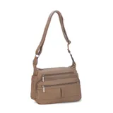 Bandolera de símil cuero color beige, con tres bolsillos frontales con cierre, un bolsillo trasero con cierre y bolsillos internos. Cuenta con una correa larga regulable.