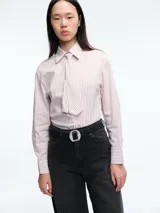 Camisa de corte clásico con estampado de rayas verticales en tonos blanco y rosado, manga larga con puños abotonados y cuello camisero. Incluye una corbata confeccionada en la misma tela y estampado.