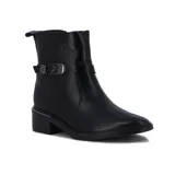 Botas de cuero sintético negro, de caña baja con hebilla decorativa y taco bajo.
