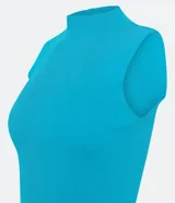 Musculosa roja de punto con cuello alto y tirantes anchos.