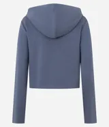Campera corta con capucha fija, cierre frontal con cremallera y mangas largas, confeccionada en tejido modal con acabado satinado.