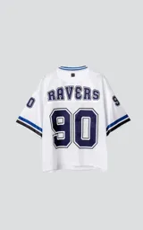 Camiseta estilo jersey de fútbol americano, color blanco, con cuello en V ribeteado en azul. Presenta el número "90" grande en el frente en azul marino con borde blanco. Tiene bordados en el pecho como "Lx." y "Ravers", y números pequeños en las mangas. Los puños tienen franjas azules y negras.