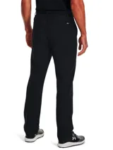 Pantalón de golf negro Under Armour Drive, con corte recto, bolsillos laterales y traseros, y cinturón negro con hebilla metálica.