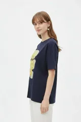 Remera verde militar de manga corta, cuello redondo y corte holgado. Cuenta con un estampado frontal estilo póster con la inscripción "Contemporary Art Gallery" y el gráfico de una flor.
