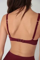 Soutien tipo bralette de microfibra sin costuras, con diseño de doble bretel regulable y detalle fruncido en el centro del escote. Cuenta con cierre de broche doble en la espalda con tres niveles de ajuste.