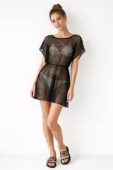 Vestido corto negro de tejido calado con pequeños puntos, manga corta tipo murciélago y cintura ajustable con cordón.