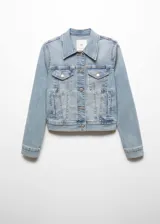 Chaqueta de denim celeste, con diseño corto, cuello de solapa, cierre frontal de botones metálicos, bolsillos frontales con solapa y bolsillos laterales ribeteados.