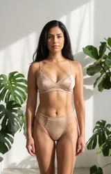 Bombacha vedetina de diseño clásico y cómodo, confeccionada en eco lycra color beige, con detalles semitransparentes en los laterales.