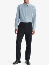 Camisa celeste de manga larga con logo bordado en el pecho.