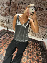 Musculosa de corte holgado con acabado brillante, escote en V pronunciado en la espalda y breteles anchos.