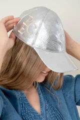 Gorra de cuero ovino italiano en acabado metalizado plateado, con diseño sin forro y monograma PEC bordado en el lateral.