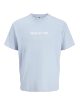 Remera de manga corta con cuello redondo y calce relajado, confeccionada en tejido piqué de algodón. Presenta estampado frontal con el logo de la FIFA World Cup.