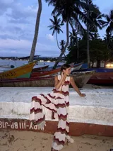 Pantalón largo de tejido de punto acanalado color marrón oscuro, con cordón ajustable en la cintura.