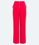 Pantalón recto de crepé rojo, con tiro medio, superposición decorativa en la cintura con botones forrados y cierre trasero.