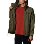 Chaqueta softshell Columbia modelo Cascade Ridge III, color verde oliva. Cuenta con capucha desmontable, cierre frontal completo, bolsillo con cremallera en el pecho, bolsillos laterales, puños ajustables con velcro y tecnología Omni-Shield resistente al agua.