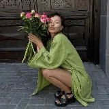 Sandalia de cuero marrón con plataforma y taco cuña de madera, tiras cruzadas en el empeine y tira ajustable con hebilla en el tobillo.