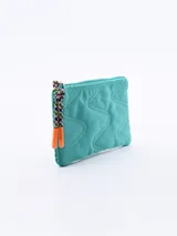 Monedero rectangular de color fucsia con diseño acolchado de costuras en zigzag. Cuenta con cierre superior y un tirador de cordón trenzado multicolor con punteras naranjas.