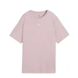 Remera Puma modelo Ess Relaxed Tee de color rosado, con cuello redondo, mangas cortas y calce holgado. Cuenta con el logo de la marca bordado en el centro del pecho.