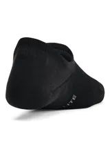 Pack de tres pares de medias invisibles Under Armour, color negro con logo gris. Confeccionadas en tejido ligero y transpirable con malla superior, talón ajustado con agarre de silicona antideslizante y puntera sin costuras.