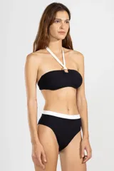 Bombacha de bikini tiro alto confeccionada en tejido acanalado negro con cintura blanca en contraste.