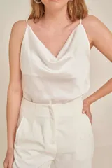 Musculosa de seda color marfil, con cuello buche y breteles finos.
