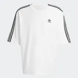 Remera blanca de corte holgado con mangas a la altura del codo y tres tiras negras en los hombros.