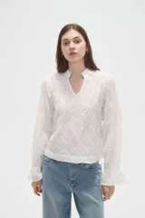Blusa de viscosa color bordó con diseño bordado geométrico, cuello en V y mangas largas con terminación en volados.