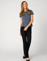 Remera blanca de manga corta con cuello redondo, confeccionada en una mezcla de modal, poliéster y elastano. Presenta un diseño con alforzas verticales en el frente que aportan estructura y una silueta relajada.