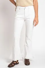 Jean flare de tiro alto, color blanco, con costuras frontales marcadas y botamanga acampanada con detalles deshilachados.