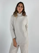Sweater beige de cuello alto, tejido de punto, manga larga y corte holgado.